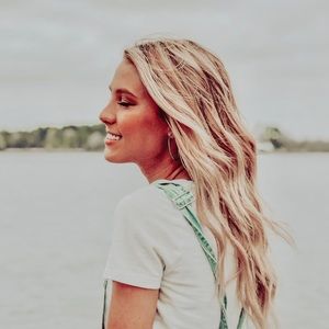 Meet your Posher, Ava